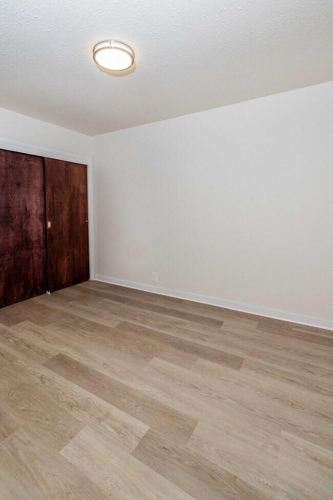 Building Photo - Fully Remodeled, Top Floor! On-site Laundry, New Stainless Appliances