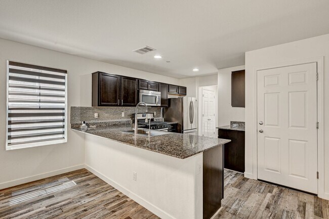 Building Photo - Exquisite Townhome - Life of luxury