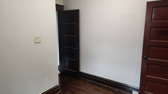 Building Photo - "Spacious 5-Bedroom Gem with 2 Full Baths in St. Louis – Your Ideal Family Home Awaits!"