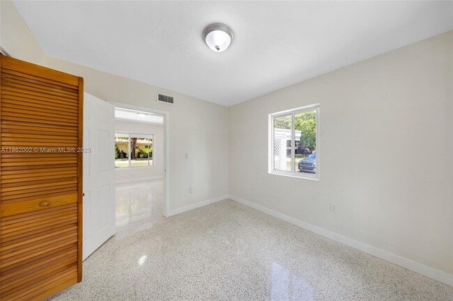 Building Photo - 1096 Raven Ave