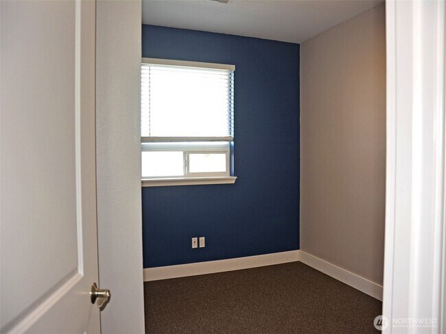 Building Photo - 576 N 5th Ave