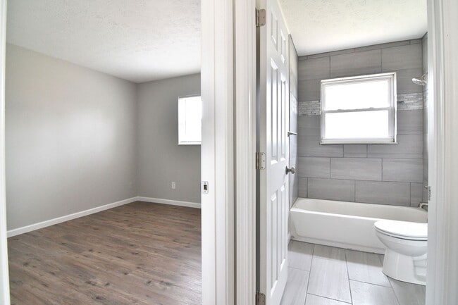 Building Photo - House in Hillview for rent