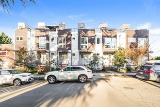 Building Photo - 2 Bed + Den 2 Bathroom Eastlake Townhome with Spectacular Views