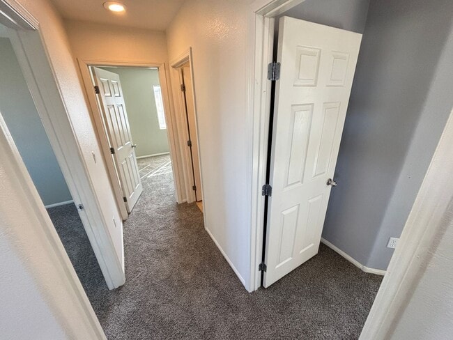 Building Photo - Beautiful 4Bed/2.5 Bath/2Car 2 Story Home nestled in this beautiful Southwest Community near Rhod...