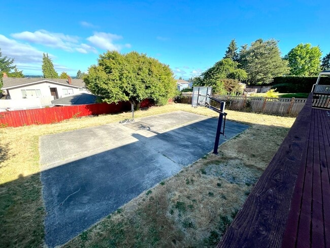 Building Photo - 4-Bedroom North Tacoma Home with Stunning ...