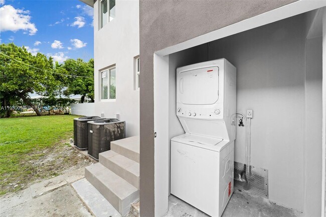 Building Photo - 2361 NW 15th St