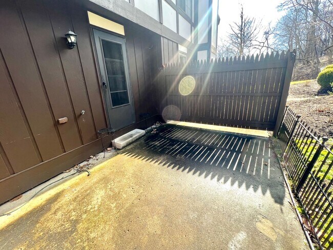 Building Photo - Sewickley Heights - Gorgeous Townhouse - 3...