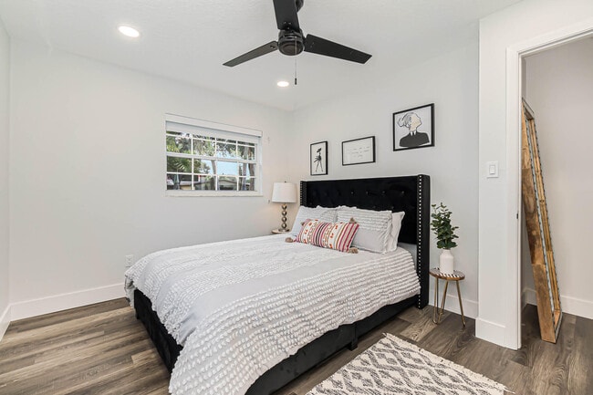 Building Photo - 320 Jamaica Dr