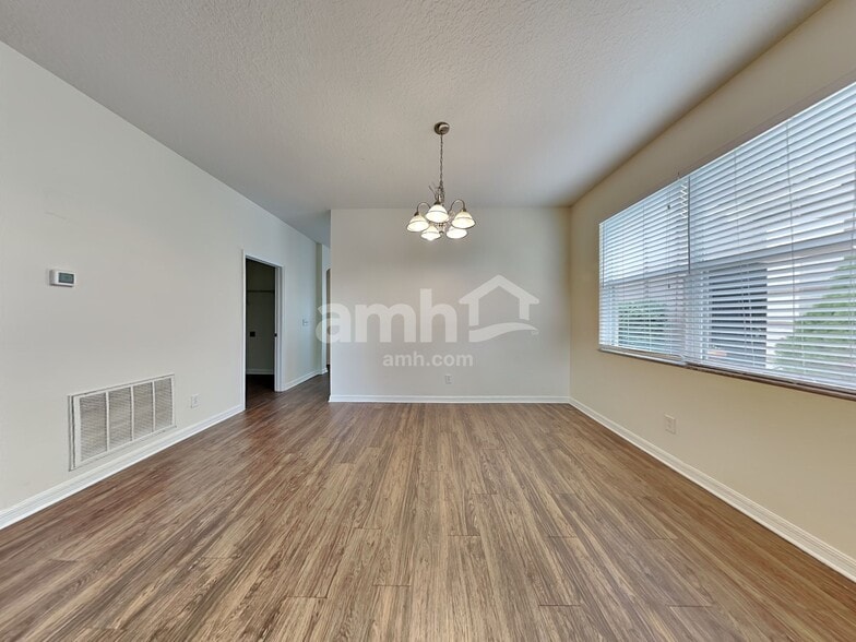 Building Photo - 11160 Creek Haven Dr