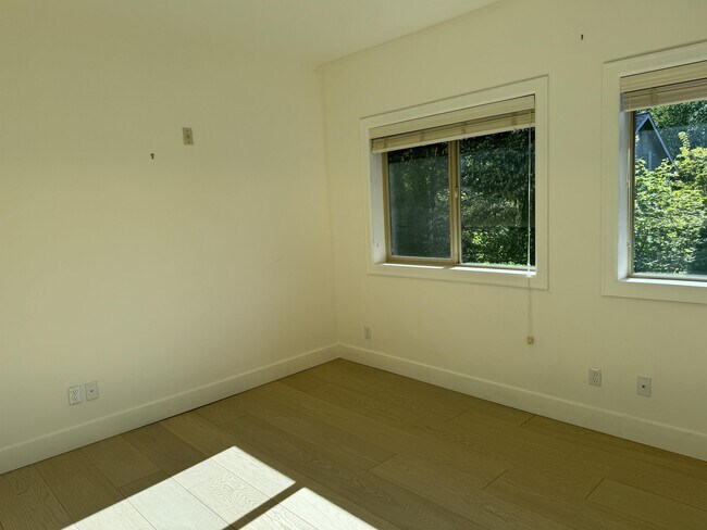 Building Photo - 360 Knechtel Way NE