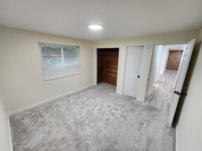 Building Photo - 950 SE 6th Ave