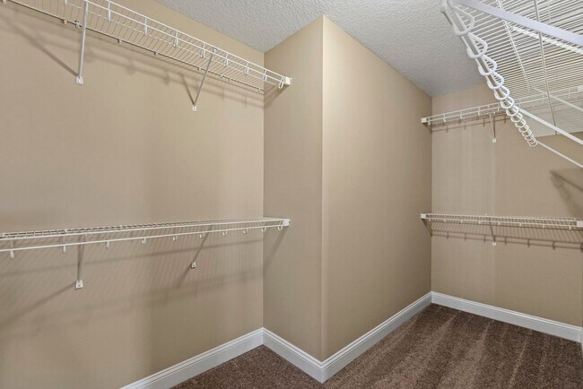 Building Photo - Large 5 bedroom home- don't miss this one!