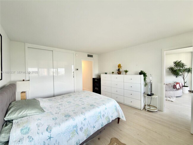 Building Photo - 3140 S Ocean Dr