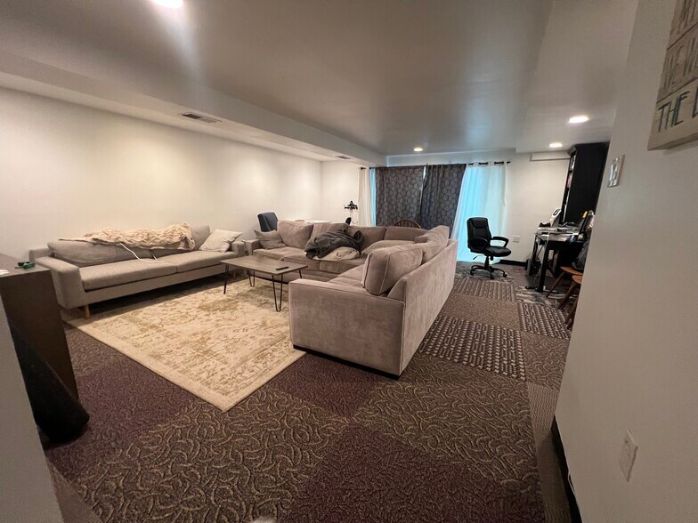 Building Photo - 919 Putnam Blvd