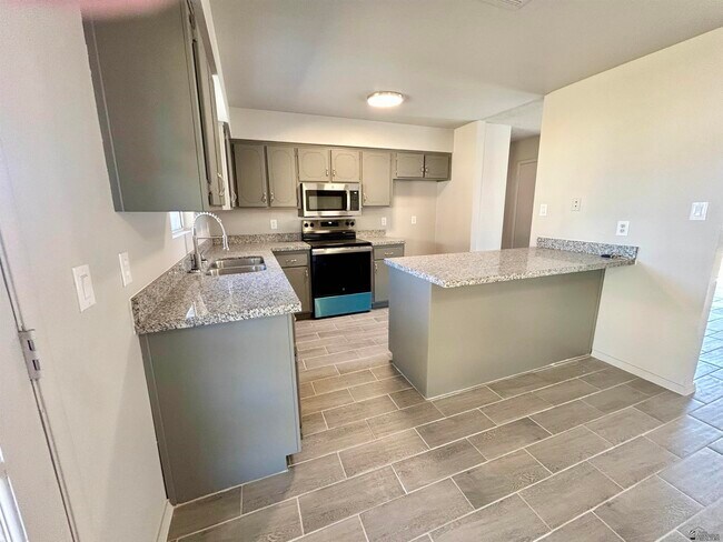 Building Photo - 1744 W 24th Dr