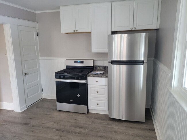 Building Photo - Spacious 4 bedroom House
