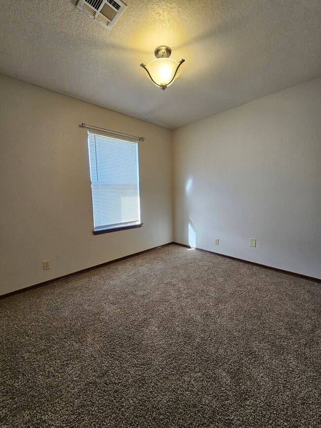 Building Photo - (3) Bed/(2) Bath Avail NOW! Pets Negotiable.