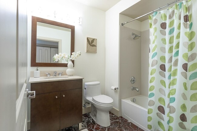 Building Photo - Matae Condominiums - Lower Queen Anne/Bell...