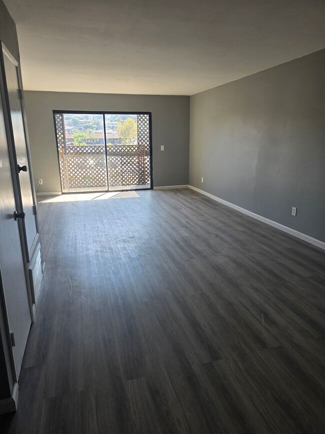 Building Photo - Large 1 Bed 1 Bath Condo