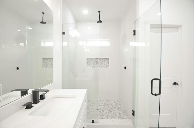 Building Photo - 9312 Waller St