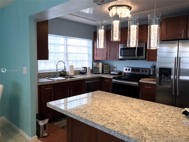 Building Photo - 1817 S Ocean Dr