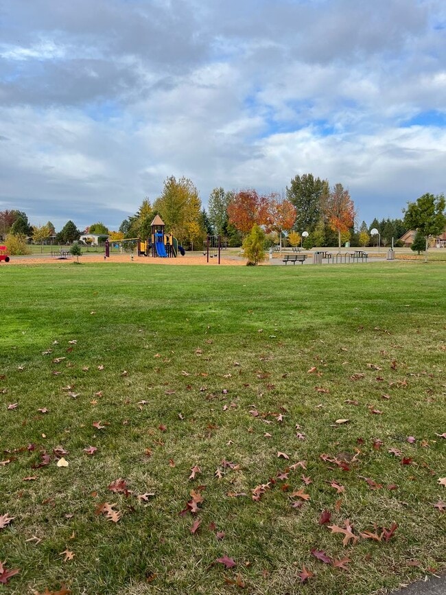 Building Photo - 3+ -Bedroom 3-Bathroom West Eugene Stunner!