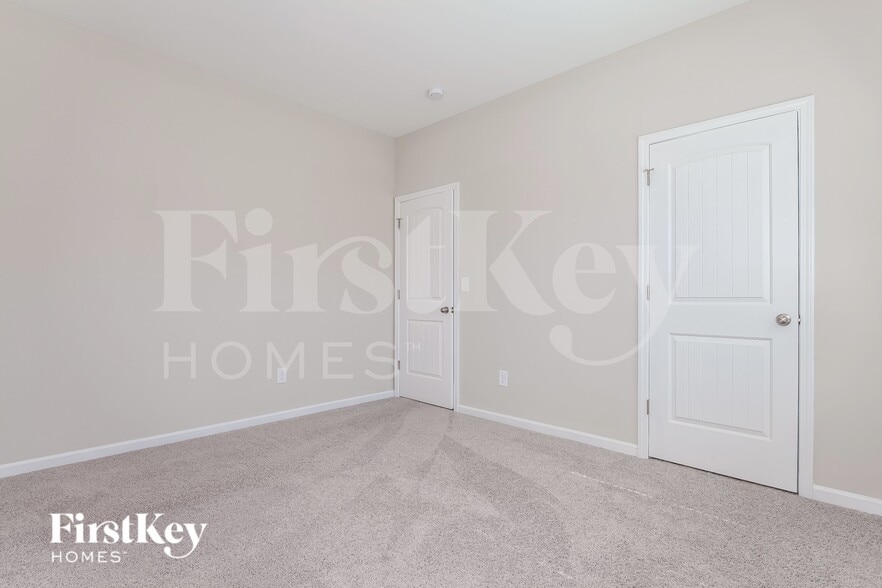 Building Photo - 5521 Begonia St