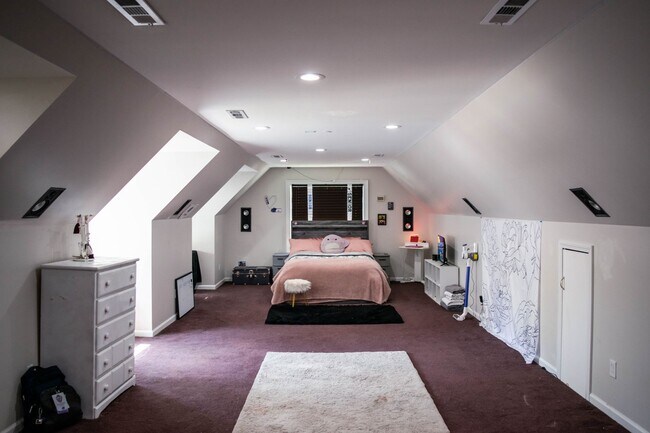 Building Photo - Beautiful Spacious Single-Family Home in Beaver Hills | 8-bed 3.5-bath