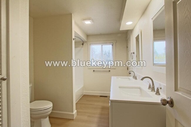 Building Photo - Newly Remodeled 5 Bed, 2 Bath Home with RV/Boat Parking in Oregon City