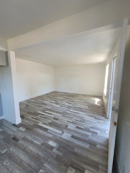 Building Photo - 830 N Ferger Ave