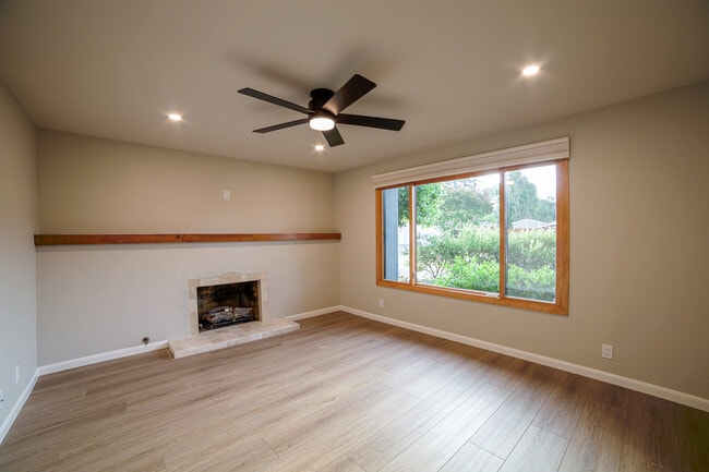 Building Photo - 405 Solano Dr