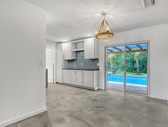 Building Photo - 9596 Richmond Cir