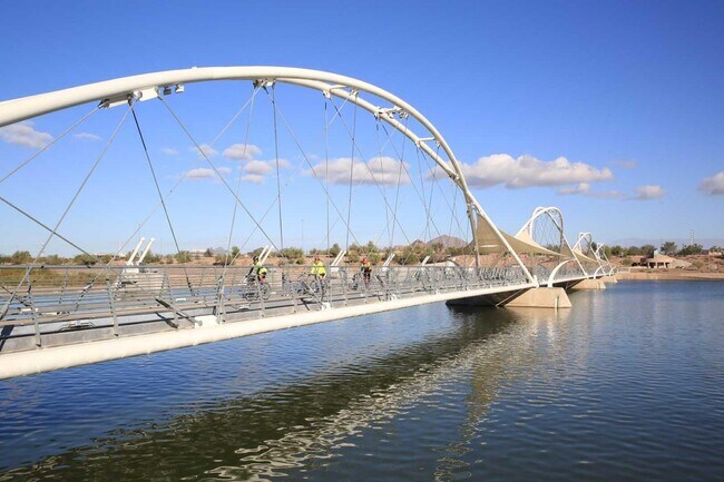 Building Photo - 716 W 11th St