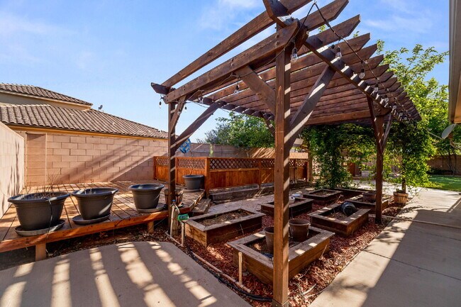 Building Photo - "Spacious 5-Bed Oasis with 3 Baths in Washington, UT – 3,171 Sq Ft of Comfort!"