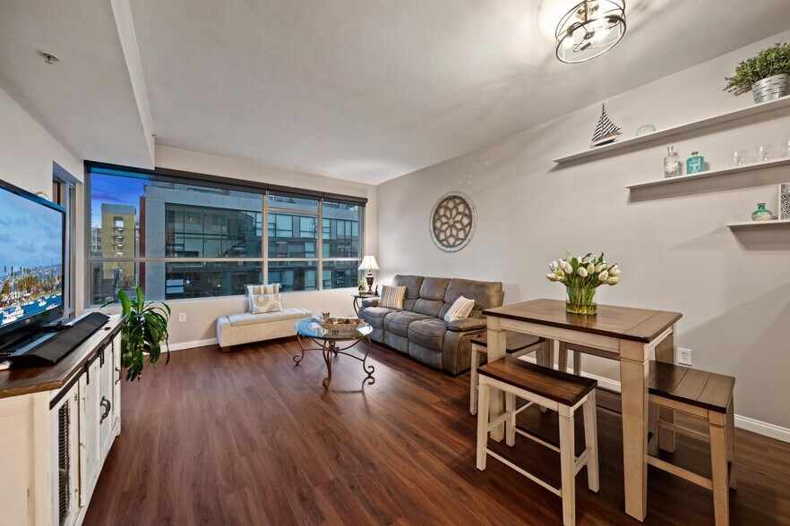 Spacious living area - 253 10th Ave