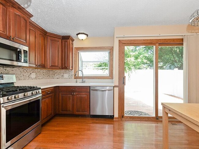 Building Photo - 16203 Fox Ct