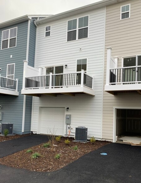 rear and garage entrance - 290 Hamilton Ave NW