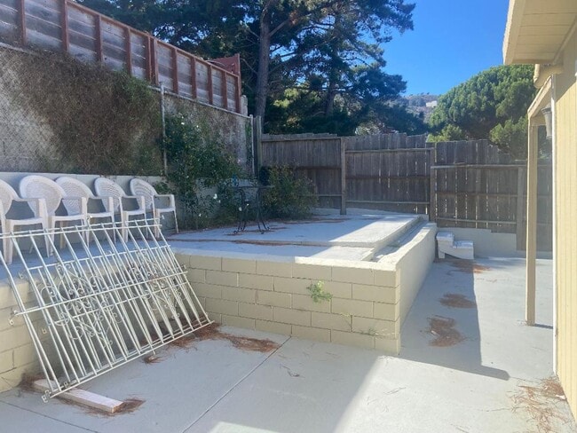 Building Photo - Single-Family Home 3BD/2BA Is Immediately ...