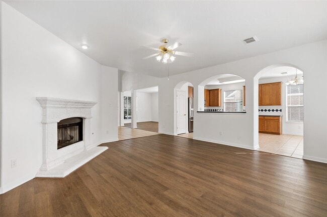 Building Photo - 3326 Lakeway Ln