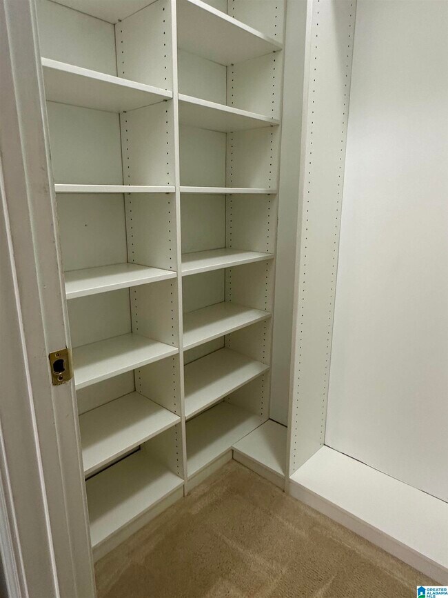 Building Photo - 560 Summit Cir