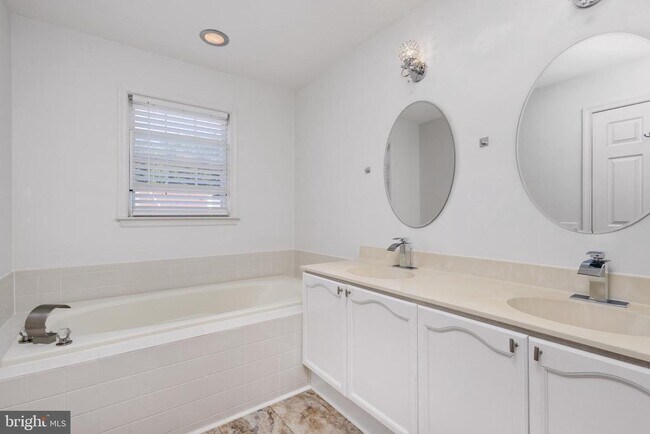 Building Photo - 18506 Carriage Walk Cir