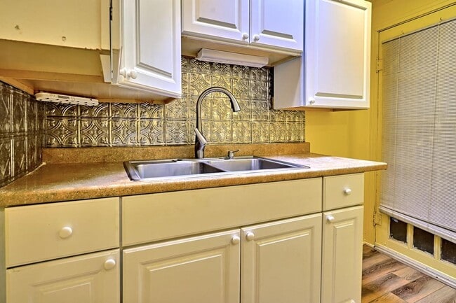 Building Photo - Updated North Downtown 2/bd 1/ba
