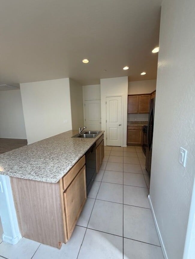 Building Photo - Price Reduced!! 3 bed 2 Bath in The Villas on Elm Contact Property Pros Property Management