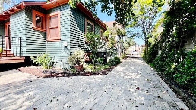 Building Photo - 1635 S Wilton Pl