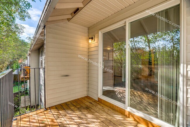 Building Photo - $500 OFF 2ND MONTH RENT** Spacious Pet-Friendly Top-Floor Unit w/ Parking Included!