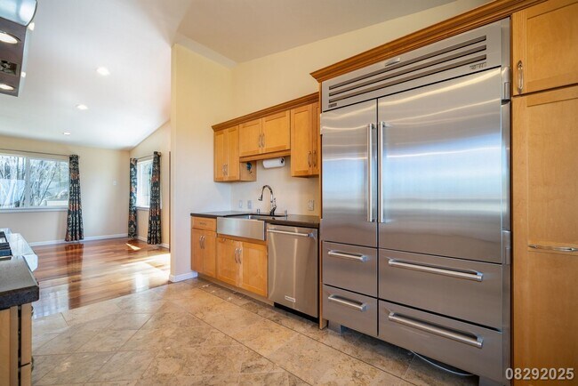 Building Photo - 3 Bedroom 3 Bathroom pet negotiable SFH in...
