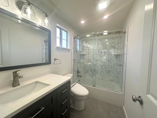 Building Photo - Beautiful 2-story pool home