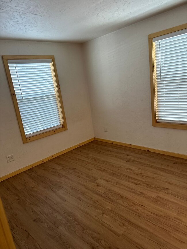 Building Photo - Cozy Pet friendly* 1Bd duplex! Available n...