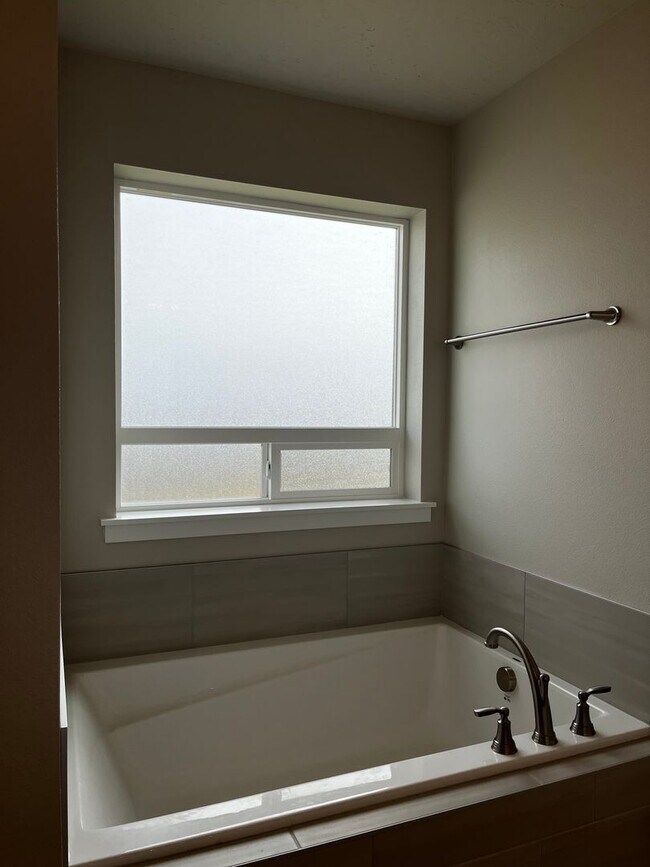 Building Photo - Never Lived in Brand New 4 bedroom 2 bathroom Home in Middleton.