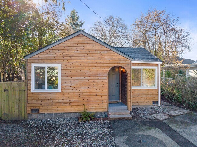 Building Photo - 2 Bedroom 1 Bathroom Charming Greenlake Home!